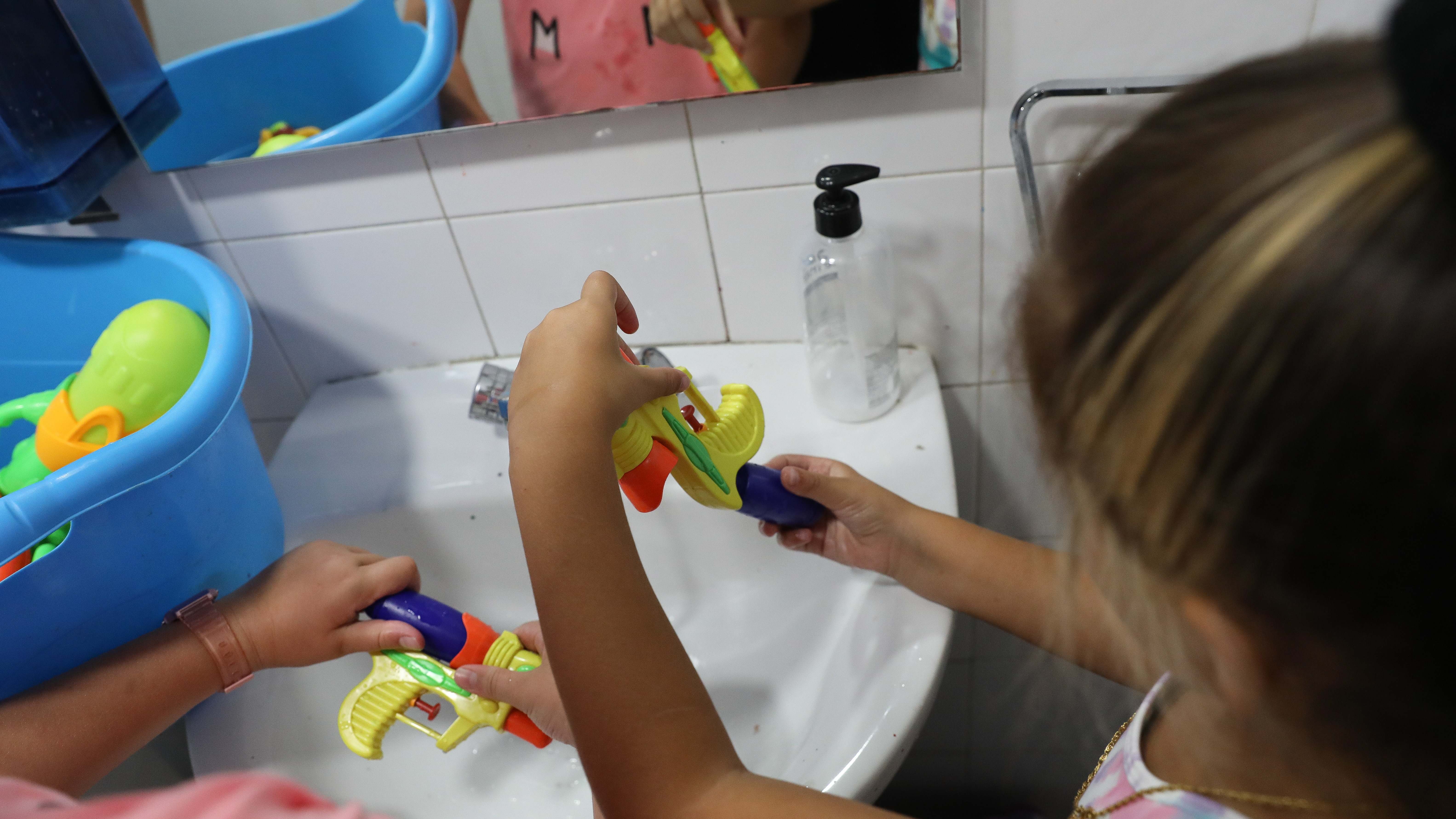 EuropaPress_4613220_nina_recarga_pistola_agua_centro_chapotea_asociacion_barro_vallecas_20